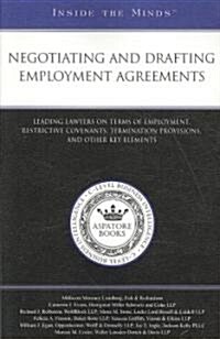 Negotiating and Drafting Employment Agreements: Leading Lawyers on Terms of Employment, Restrictive Covenants, Termination Provisions, and Other Key E (Paperback, New)