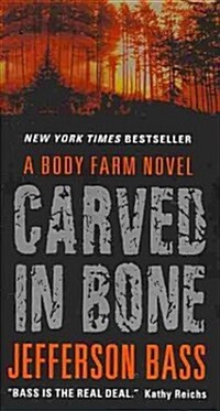 Carved in Bone: A Body Farm Novel (Mass Market Paperback)