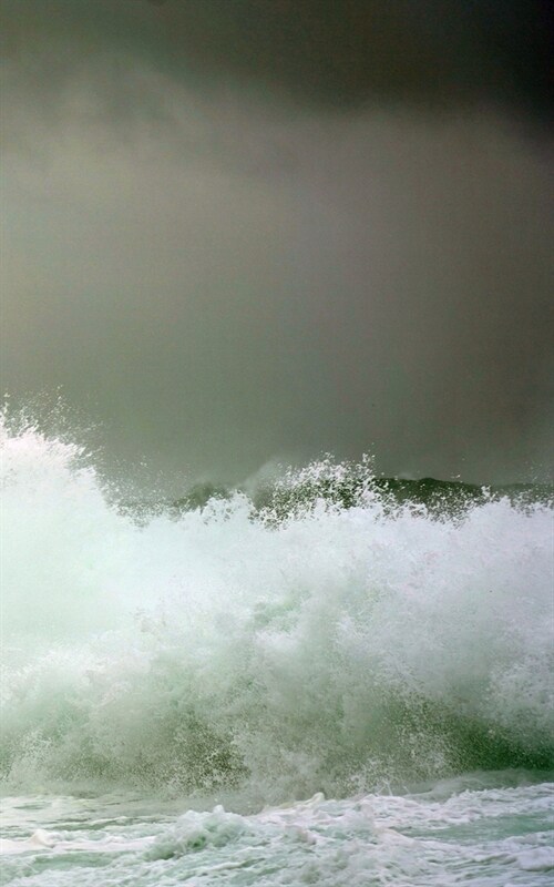 Notebook: wave sea water Pacific Ocean storm coast (Paperback)