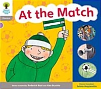 Oxford Reading Tree: Level 1: Floppys Phonics: Sounds and Letters: at the Match (Paperback)