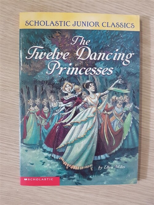 [중고] The Twelve Dancing Princesses (Paperback)