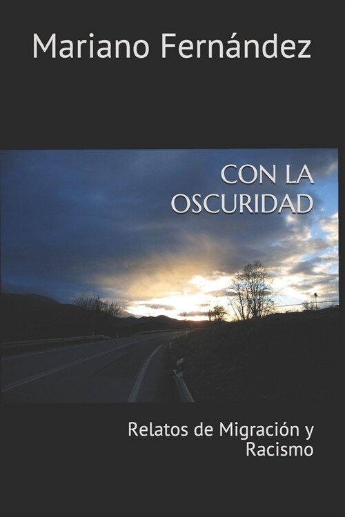 Con La Oscuridad: Relatos de Migraci? y Racismo (Paperback)