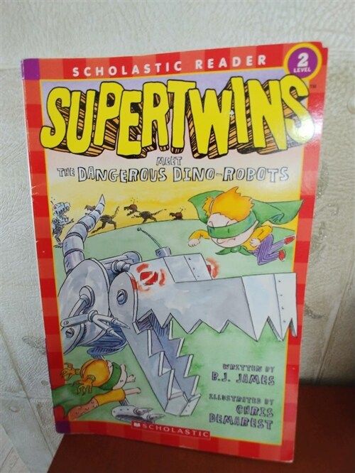 [중고] Supertwins Meet the Dangerous Dino-Robots (Paperback)