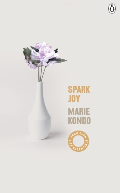 Spark Joy : An Illustrated Guide to the Japanese Art of Tidying (Paperback)
