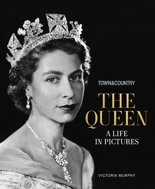 Town & Country: The Queen: A Life in Pictures (Hardcover)
