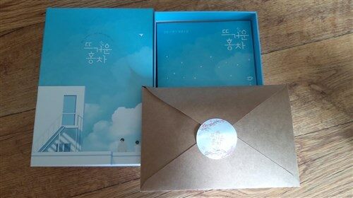 [중고] 뜨거운 홍차 1~2 굿즈 (일러스트 보드 + 투명 포토카드 + 마스킹테이프 2종 + 대사 티켓 2종 + 북케이스) 세트 - 전2권