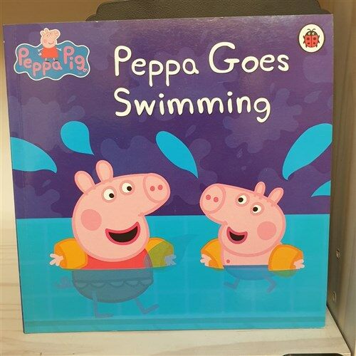 [중고] Peppa Pig: Peppa Goes Swimming (Paperback)