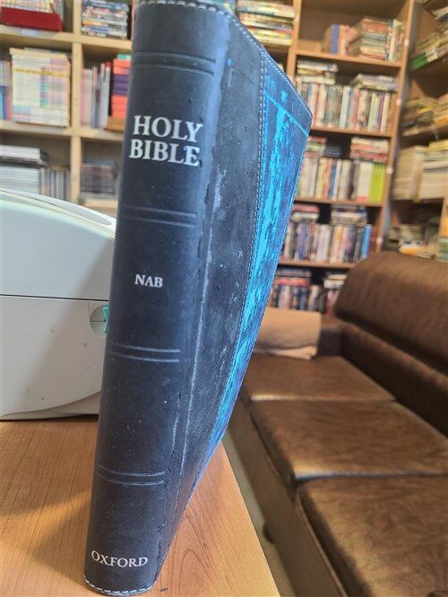 [중고] HOLY BIBLE -  새 미국 성경 (NAB. The New American Bible)  - 무지퍼.블랙 가죽커버 ㅣ Oxford  Copyright 2005 ㅣ  본문은 최상 ㅣ 앞표지부  벗겨짐 있음. 실사 참고  (가죽 커버)