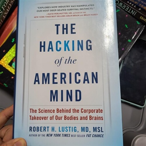 [중고] The Hacking of the American Mind: The Science Behind the Corporate Takeover of Our Bodies and Brains (Hardcover)