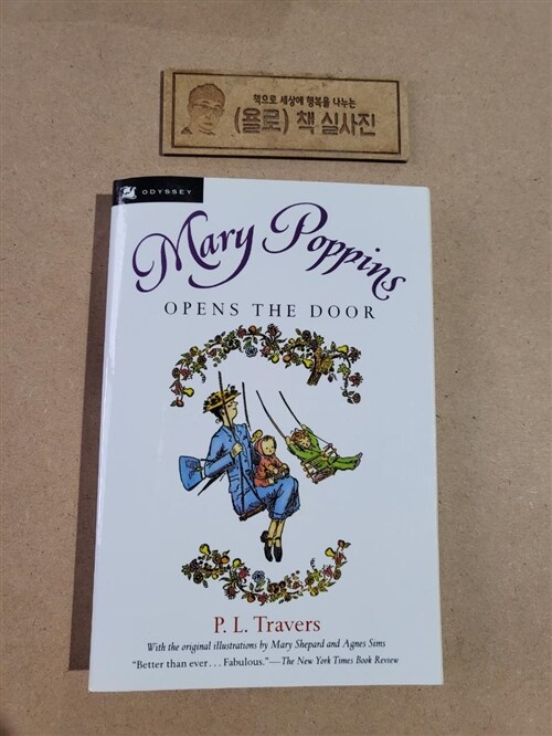 [중고] Mary Poppins Opens the Door (Paperback, 1st)