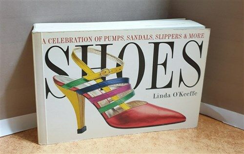 [중고] Shoes: A Celebration of Pumps, Sandals, Slippers & More (Paperback)