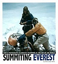 Summiting Everest: How a Photograph Celebrates Teamwork at the Top of the World (Hardcover)