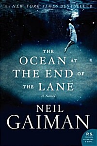 The Ocean at the End of the Lane (Paperback)