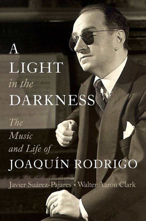 A Light in the Darkness: The Music and Life of Joaqu? Rodrigo (Hardcover)