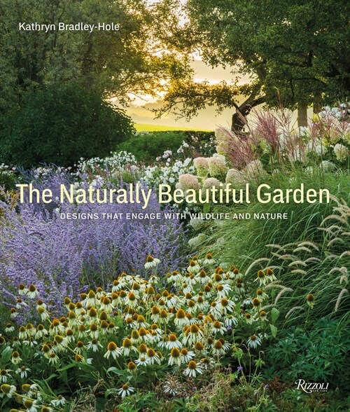 The Naturally Beautiful Garden: Designs That Engage with Wildlife and Nature (Hardcover)