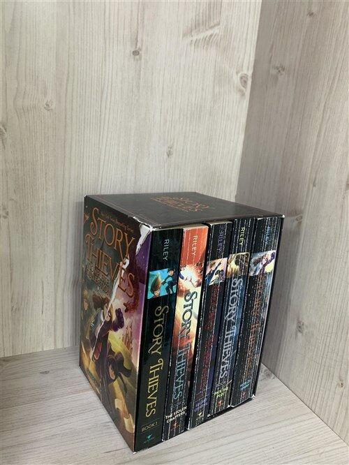 [중고] Story Thieves Complete Collection (Boxed Set): Story Thieves; The Stolen Chapters; Secret Origins; Pick the Plot; Worlds Apart (Boxed Set)