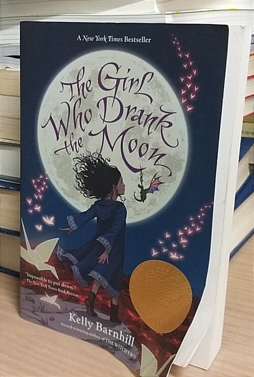 [중고] The Girl Who Drank the Moon (Paperback)