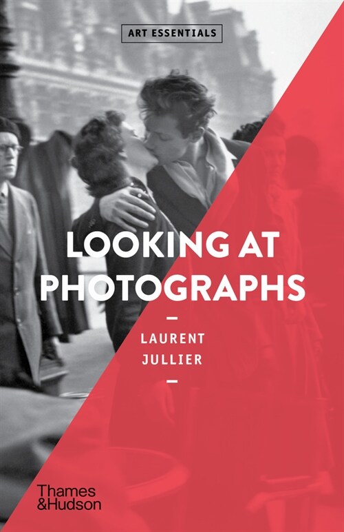 Looking at Photographs (Paperback)