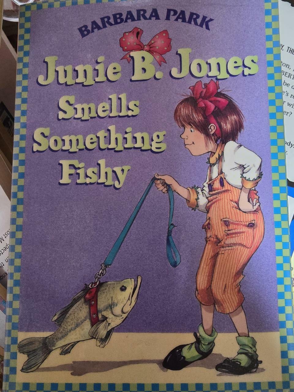 [중고] Junie B. Jones #12: Junie B. Jones Smells Something Fishy (Paperback)