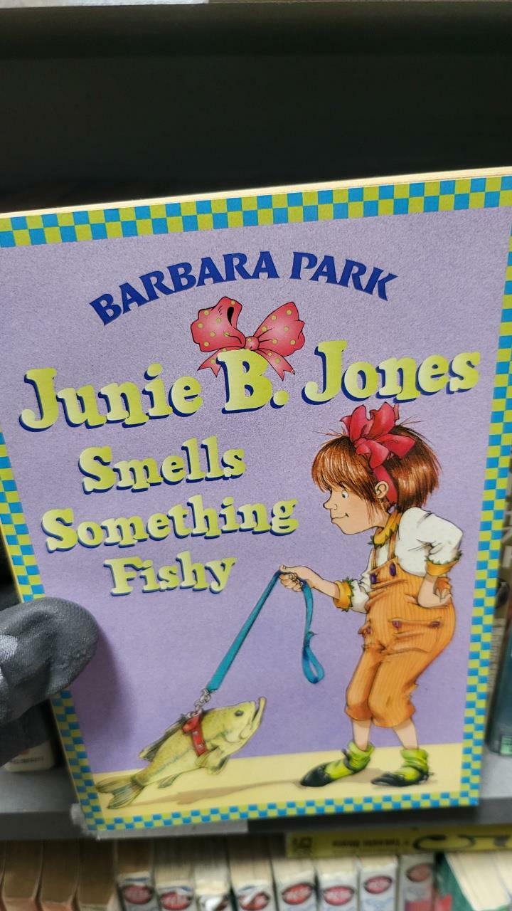 [중고] Junie B. Jones #12: Junie B. Jones Smells Something Fishy (Paperback)