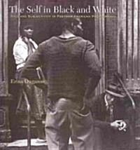 The Self in Black and White: Race and Subjectivity in Postwar American Photography (Paperback)