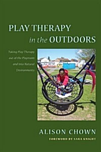 Play Therapy in the Outdoors : Taking Play Therapy out of the Playroom and into Natural Environments (Paperback)