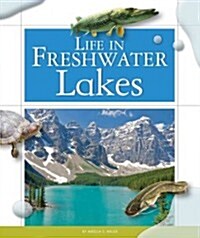Life in Freshwater Lakes (Library Binding)
