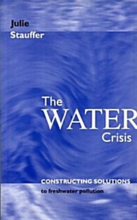 The Water Crisis : Constructing Solutions to Freshwater Pollution (Paperback)