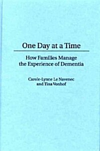 One Day at a Time: How Families Manage the Experience of Dementia (Hardcover)