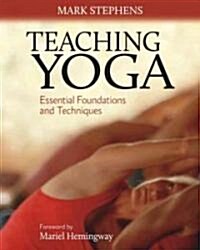 Teaching Yoga: Essential Foundations and Techniques (Paperback)