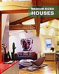 Medium-sized Houses (Paperback, Bilingual)