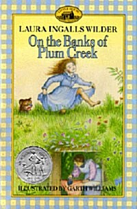 On the Banks of Plum Creek: A Newbery Honor Award Winner (Paperback)