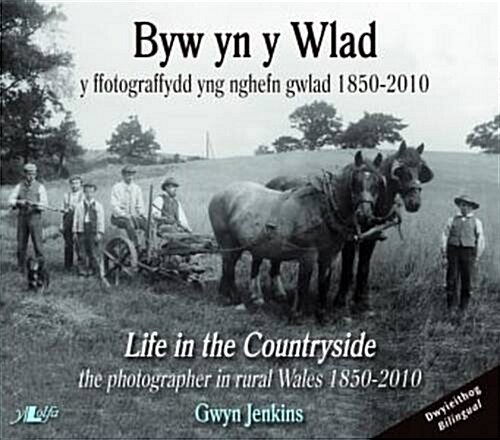 Byw yn y Wlad/Life in the Countryside - Y Ffotograffydd yng Nghefn Gwlad 1850-2010/The Photographer in Rural Wales 1850-2010 (Paperback, Bilingual ed)