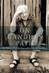 On Gandhis Path: Bob Swanns Work for Peace and Community Economics (Paperback)
