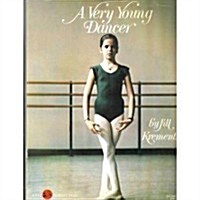 A Very Young Dancer (Paperback, 0)