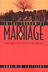 In the Shadow of Marriage: Gender and Justice in an African Community (Paperback, 2)
