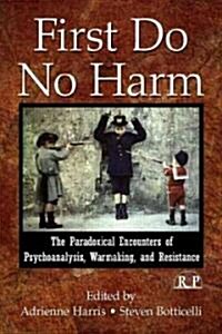 First Do No Harm : The Paradoxical Encounters of Psychoanalysis, Warmaking, and Resistance (Paperback)