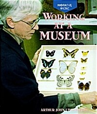 Working at a Museum (Paperback)