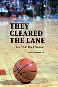 They Cleared the Lane: The NBAs Black Pioneers (Paperback)