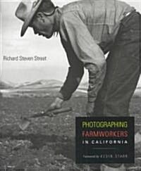 Photographing Farmworkers: In California (Hardcover)