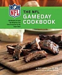 The NFL Gameday Cookbook: 150 Recipes to Feed the Hungriest Fan from Preseason to the Super Bowl (Paperback)