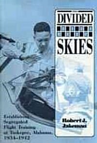 The Divided Skies: Establishing Segregated Flight Training at Tuskegee, Alabama, 1934-1942 (Paperback, First Edition)