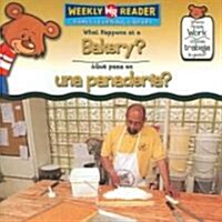 What Happens at a Bakery? / 풯u?Pasa En Una Panader?? (Paperback)