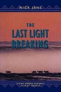 The Last Light Breaking: Living Among Alaskas Inupiat (Paperback)