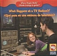 What Happens at a TV Station? / 풯u?Pasa En Una Emisora de Televisi?? (Library Binding)