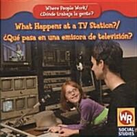 What Happens at a TV Station? / 풯u?Pasa En Una Emisora de Televisi?? (Paperback)