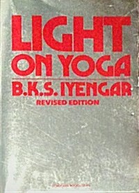 LIGHT ON YOGA (Paperback, 4th)