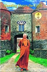 Handing Down the Light: The Biography of Venerable Master Hsing Yun (Paperback)
