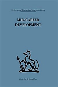 Mid-Career Development : Research Perspectives on a Developmental Community for Senior Administrators (Paperback)