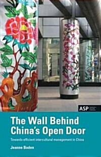 The Wall Behind Chinas Open Door: Towards Efficient Intercultural Management in China (Paperback)